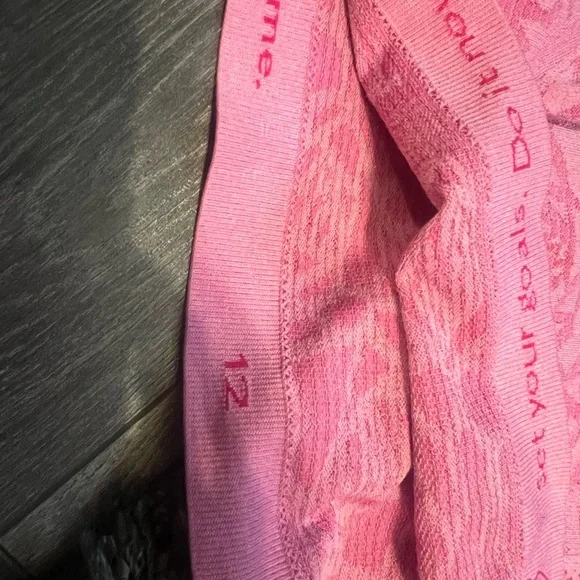 *Rare* Lululemon rose swiftly tech short sleeve - Picture 3 of 3